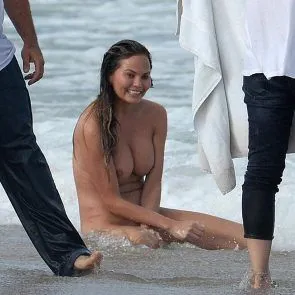Η Chrissy Teigen ποζάρει γυμνή