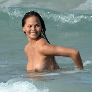 Γυμνά βυζιά Chrissy Teigen