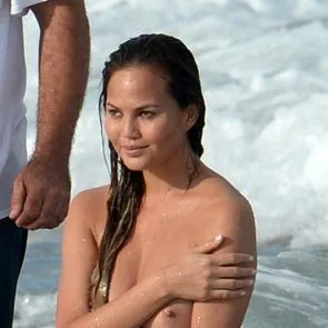 Γυμνές θηλές Chrissy Teigen