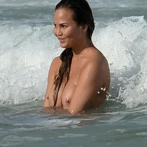 Chrissy Teigen ζεστό και τόπλες
