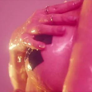 Christina Aguilera Nude Tits και Sexy Tongue Action στο Accelerate Official Video