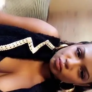 02-Цхристина-Милиан-деколте