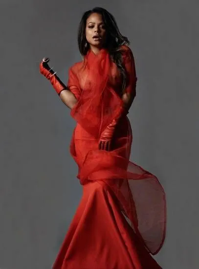 Payudara Christina Milian dalam balutan gaun merah
