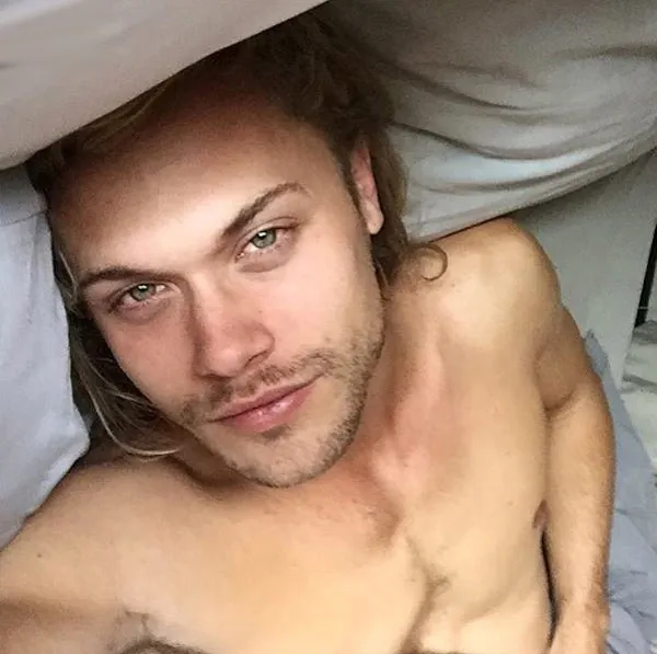 Ο Christopher Manson φιλτράρει γυμνές φωτογραφίες