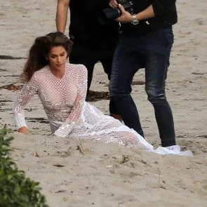 सिंडी क्रॉफोर्ड पोज देते हुए