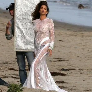 Cindy Crawford in topless per il servizio fotografico