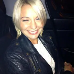 21-Claire-Hutchings-Fuite-Nue