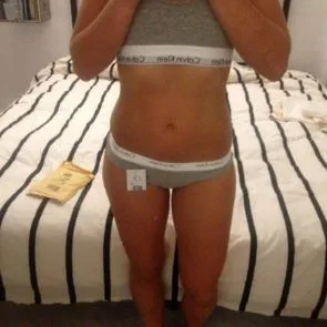 05-Claire-Hutchings-Fuite-Nue