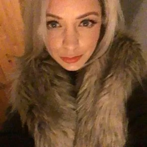 07-claire-hutchings-fuite-nue