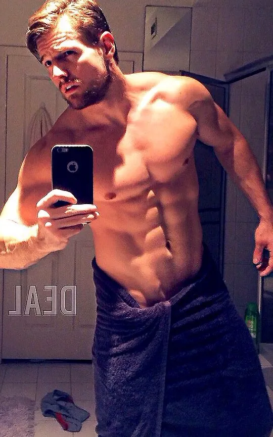 Cody ridică o fotografie goală