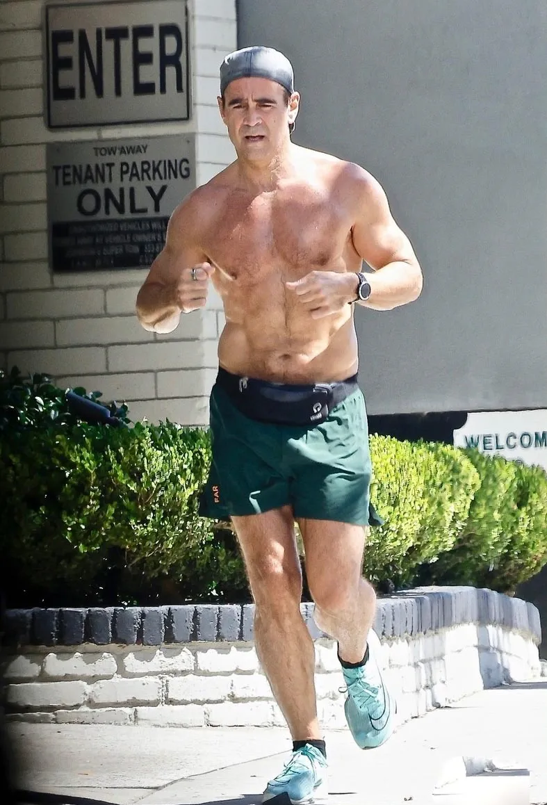 Colin Farrell shirtless running photos