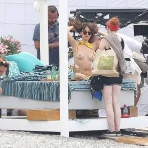 Dakota Johnson justerer hår og utsetter nakne bryster på settet med femti nyanser mørkere