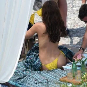 20 דקוטה-ג'ונסון-עירום-חסר טופ