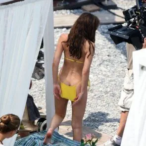 22 דקוטה-ג'ונסון-עירום-חסר טופ