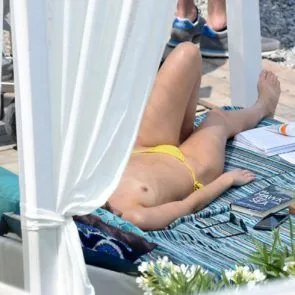 14 דקוטה-ג'ונסון-עירום-חסר טופ