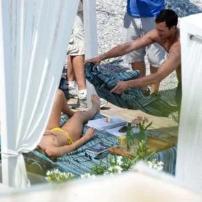 16 דקוטה-ג'ונסון-עירום-חסר טופ