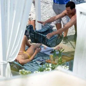 17 דקוטה-ג'ונסון-עירום-חסר טופ