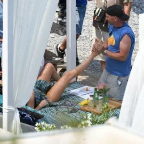 19 דקוטה-ג'ונסון-עירום-חסר טופ