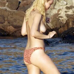 12 דקוטה-ג'ונסון-עירום-חסר טופ