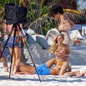 Danielle Knudson bröst