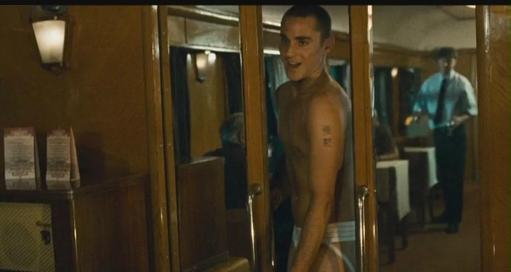 Голи английски дерек във влака