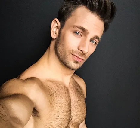 Aktieris RREK YTS un kails attēlu filtrēšanas modelis neapbruņotu fotoattēlu priekšā