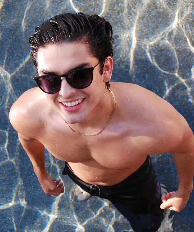 セレブハンクディエゴティノコ上半身裸でセクシーなショット