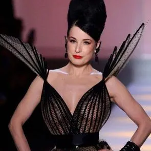 సీ త్రూ దుస్తులలో డిటా వాన్ టీస్ ఉరుగుజ్జులు