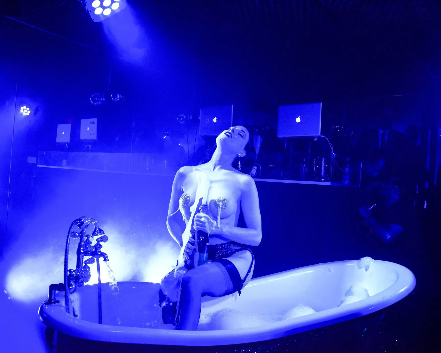 Dita-Von-Teese-Topless-6