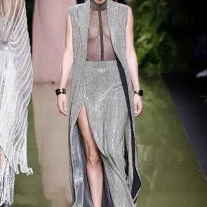 पेरिस में रनवे पर Doutzen Kroes