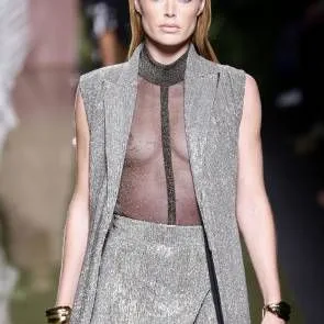 Doutzen Kroes के निप्पल Balmain फैशन शो में