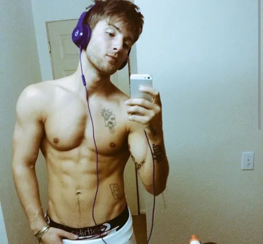 Drew Chadvik, šetrí -akon'as