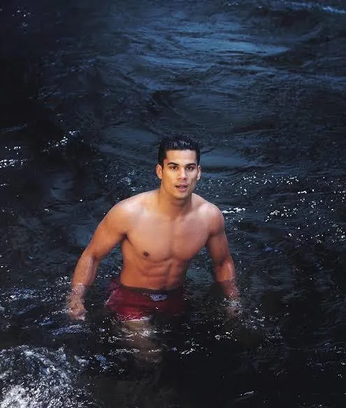 Drew Ray Tanner nude