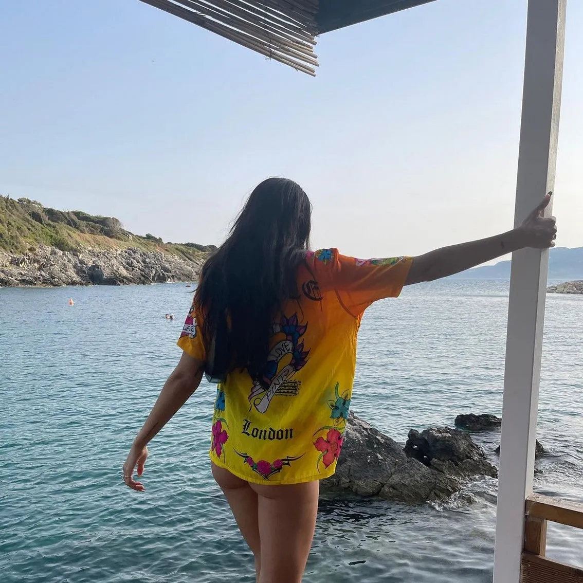 Dua Lipa Showed Her Naked Ass Under The Shirt