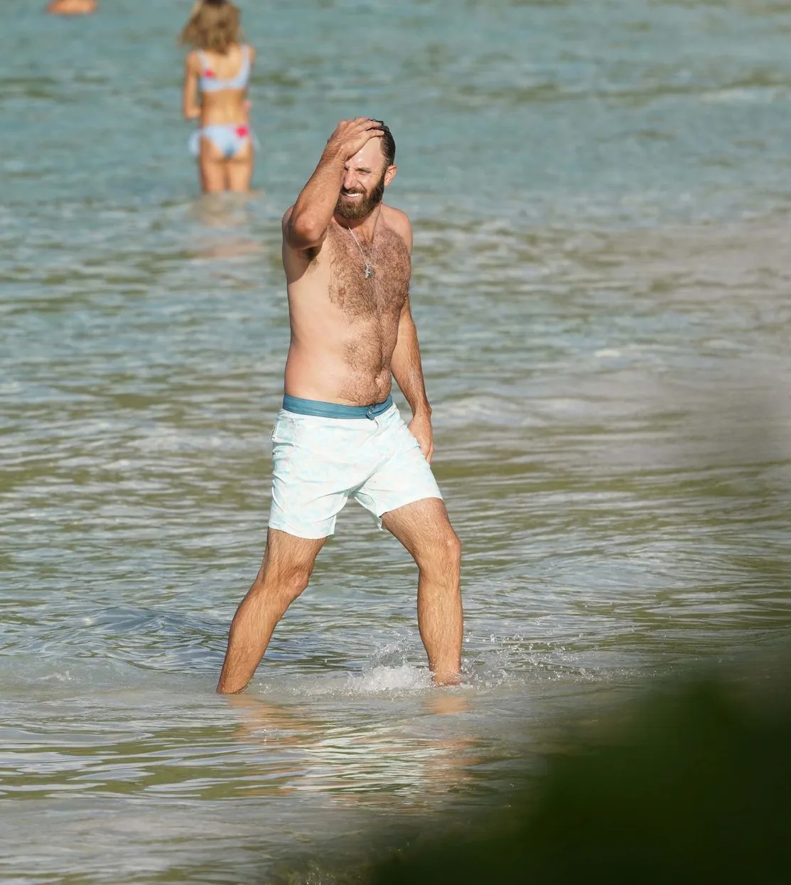 达斯汀·约翰逊（Dustin Johnson）在海滩上有阳光