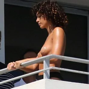 Eden trahvib pildistamiseks alasti rindu