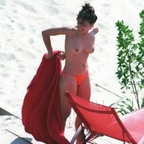 Elizabeth Hurley nackte Brüste
