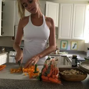 Elizabeth Turner chaude en débardeur blanc