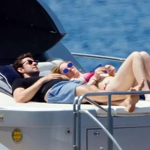 11-Emily-Blunt-bikiny