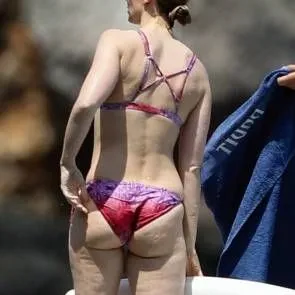 Emily Blunt Sexy v květinových bikinách