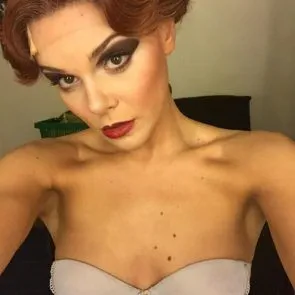 05-Faye-Brookes- เปลือย - รั่วไหล