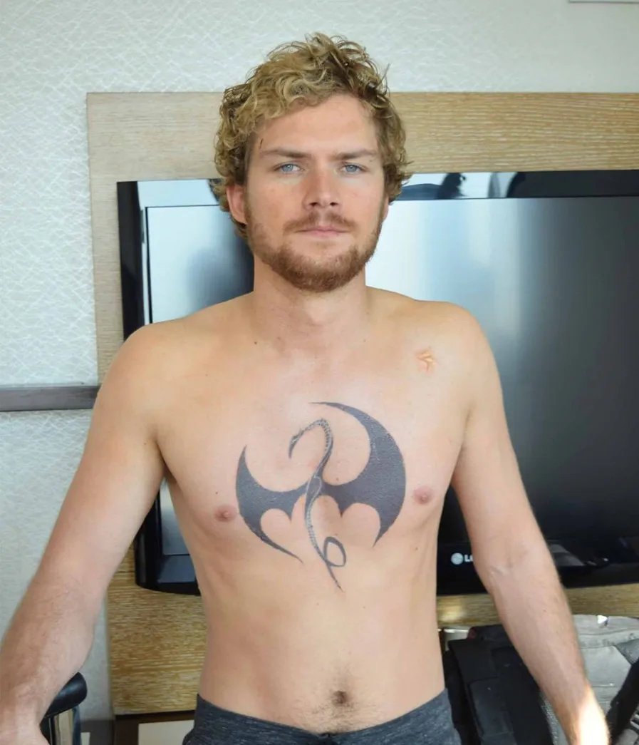 芬恩·琼斯（Finn Jones）裸露而令人兴奋