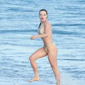 פרנצ'סקה איסטווד ציצים עירומים על החוף