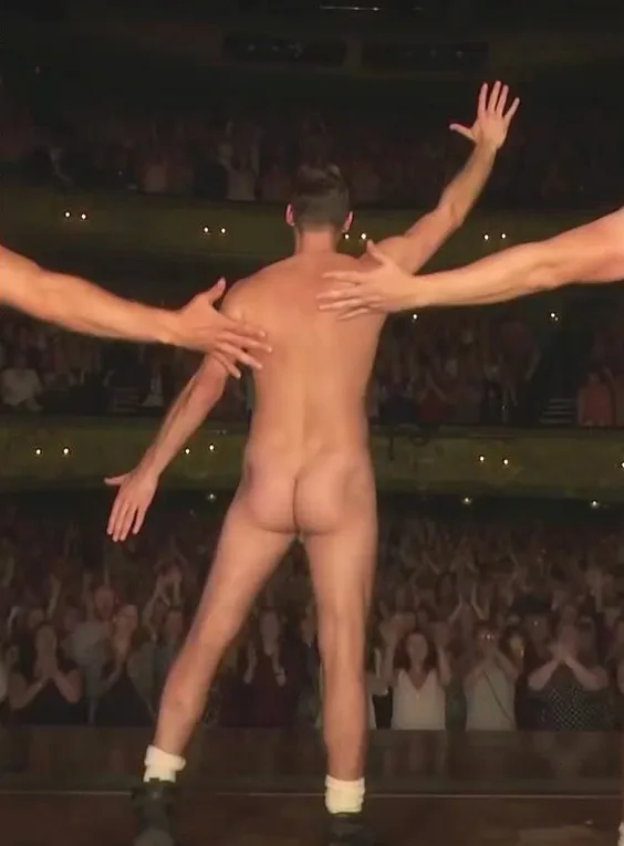 غاري لوسي يظهر مؤخرته العارية الحلوة