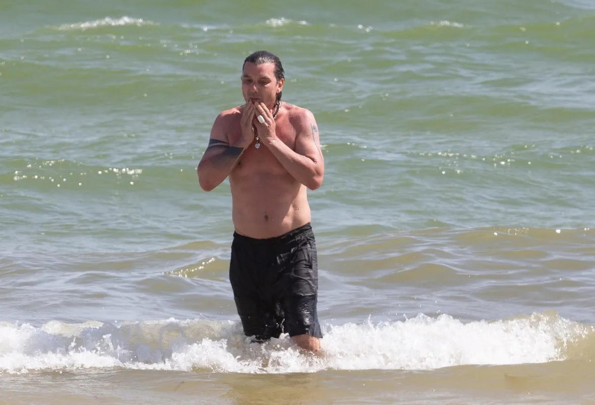 Gavin Rossdale frontal nude