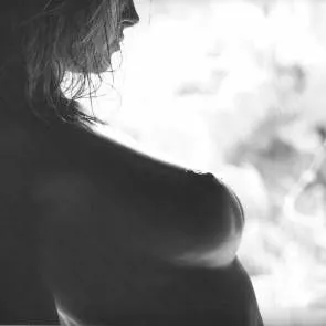 Els pits de Genevieve Morton de prop