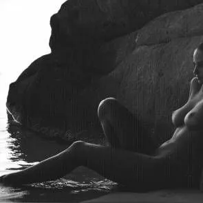 Genevieve Morton asseguda a l'aigua