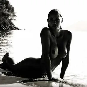 Genevieve Morton teta a la platja