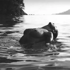 Genevieve Morton topless a l'aigua