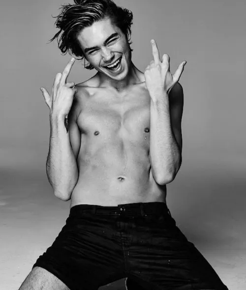 תמונות עירום ומעניינות: ג'ורג 'שלי